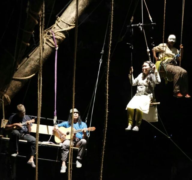 Menyanyi dan bermain muzik dalam Teater atas Pokok di Shah Alam, satu pendekatan baru teater bagi menyampaikan mesej.