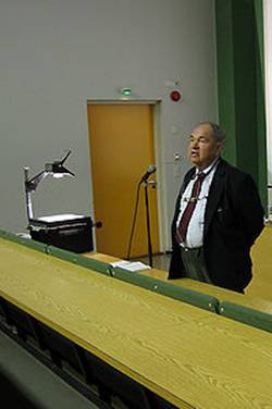 Abrikosov in a lecture.jpg